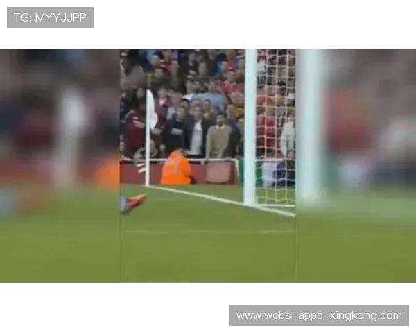 足球吊射破门惊艳全场：一场瞬间点燃激情的精彩表现