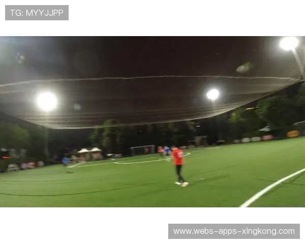 足球后卫禁区倒地解围撞柱，观众集体心脏骤停