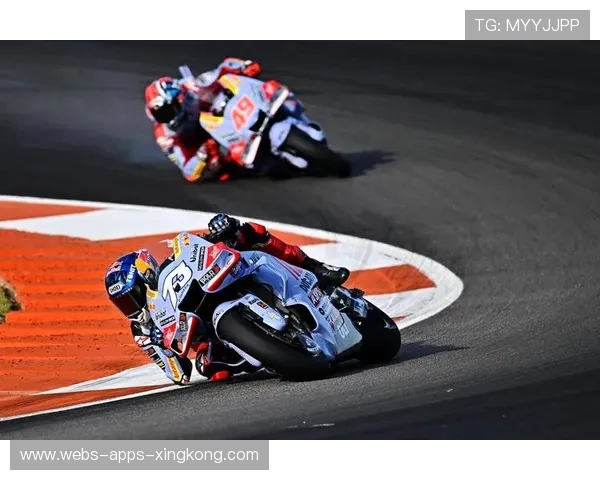 MotoGP末弯上演惨烈对撞 MotoGP末弯上演惨烈对撞